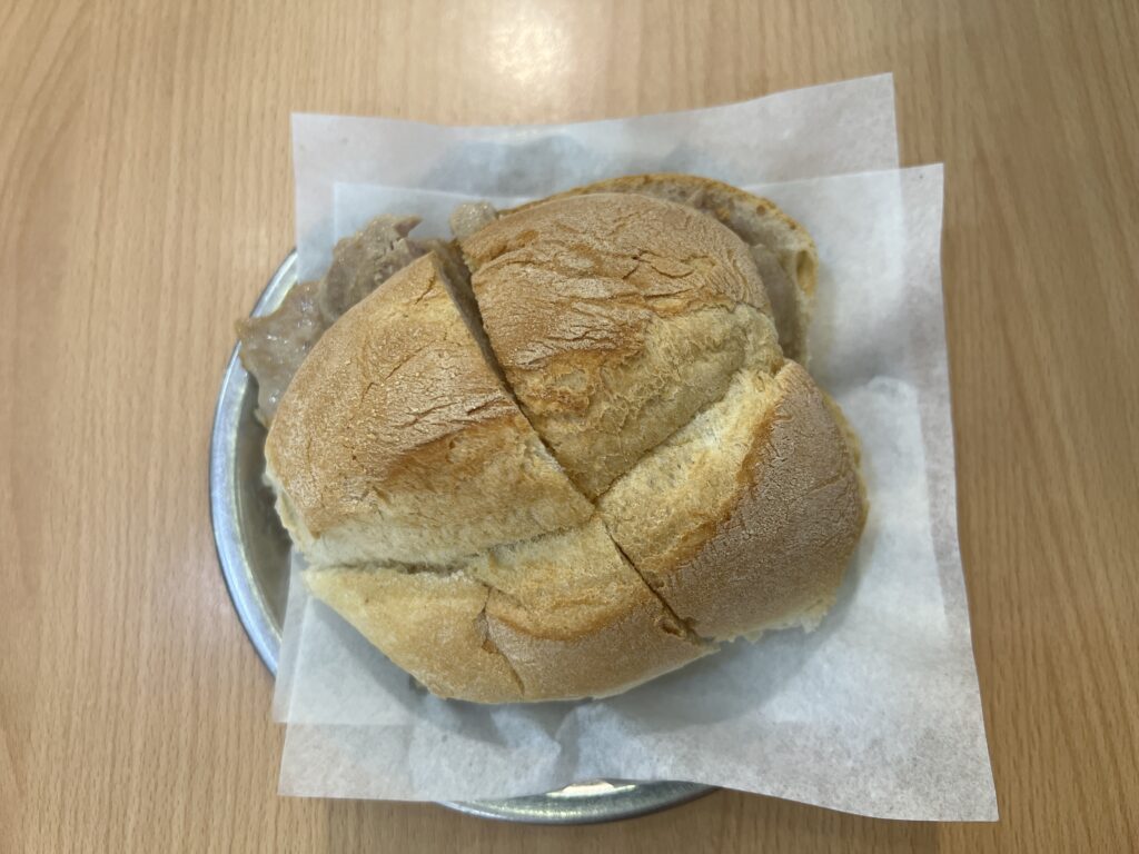 Bifanas, portugisisk svinesandwich, traditionelle portugisiske retter, street food i Portugal, portugisisk madguide, mad du skal smage i Portugal, portugisiske specialiteter, lokale retter fra Portugal, portugisisk fastfood, svinekødssandwich fra Portugal, marineret svinekød i bolle, autentisk portugisisk frokost, sandwich i Portugal, portugisisk gastronomi, portugisisk madkultur, typisk portugisisk frokostret, madrejse gennem Portugal, madoplevelser i Portugal, portugisiske frokostklassikere, smagen af Portugal