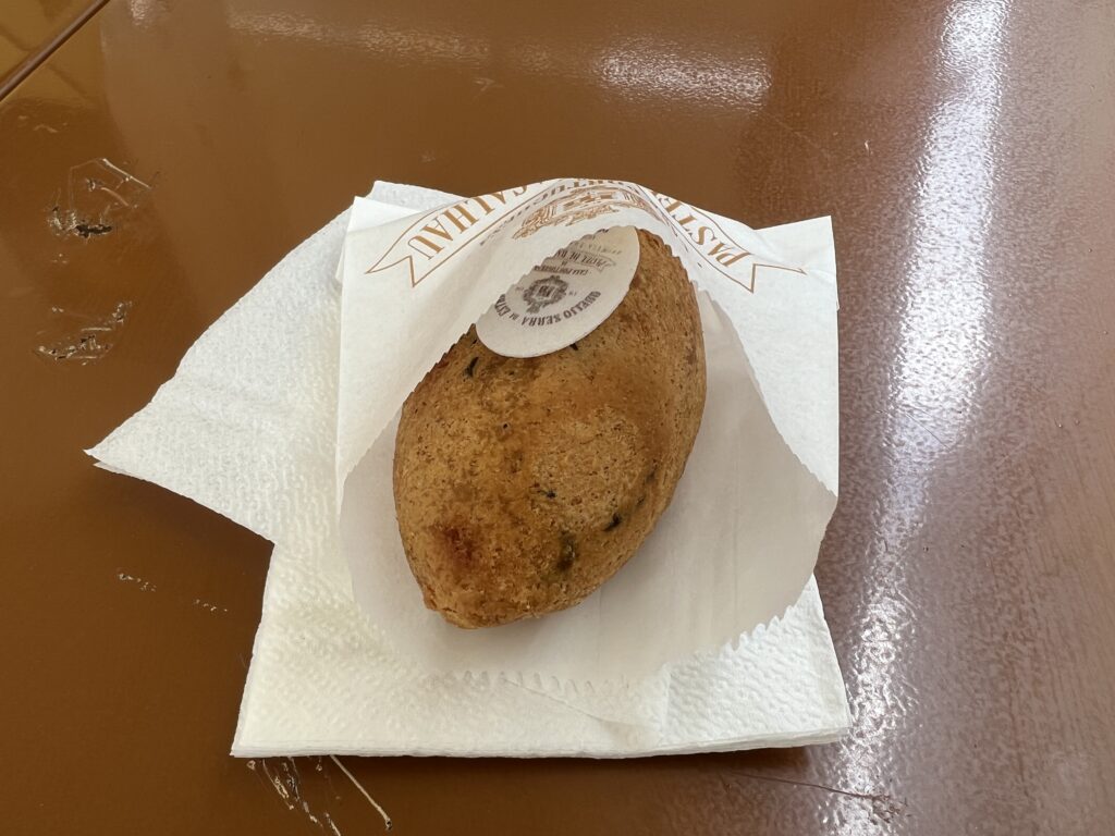 Portugisiske croquettes, Croquetes de carne, portugisisk street food, madguide til Portugal, snacks du skal smage i Portugal, traditionelle portugisiske retter, portugisiske kød-kroketter, croquettes med oksekød, friturestegt portugisisk snack, autentiske portugisiske specialiteter, petiscos i Portugal, småretter i Portugal, portugisisk gastronomi og kultur, smag af Portugal, croquettes som tapas, croquettes i tascas, croquettes i portugisiske barer, croquettes og øl i Portugal, portugisisk comfort food, lækkerier fra det portugisiske køkken, mad du skal prøve i Portugal.