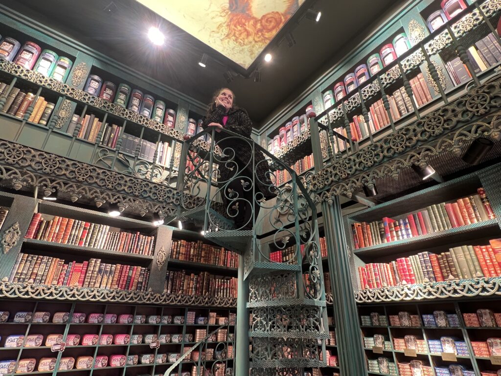 Portugisisk madguide fra Lissabon med klassiske retter, traditionel portugisisk madkultur, oversigt over typiske retter som bacalhau, sardiner, caldo verde og pastéis de nata, farverige retter på tallerken, portugisiske specialiteter i Lissabon, madoplevelser i Portugal, autentiske retter i Lissabon guide, rejseblog om mad, mad fra Portugal, madguide Portugal