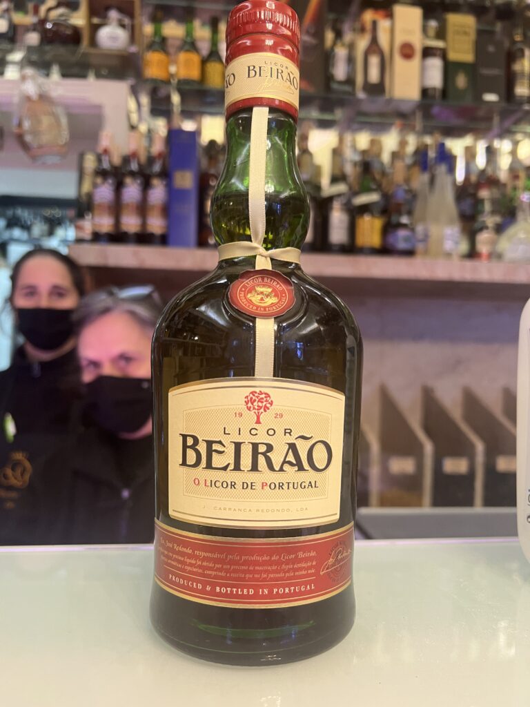 Licor Beirão, portugisisk likør, portugisisk spiritus, nationale drikke i Portugal, alkohol fra Portugal, traditionelle drikke i Portugal, populære likører i Portugal, portugisiske drikkevarer, likør fra Lousã, sød urtelikør, portugisisk digestif, shots i Portugal, drinks med Licor Beirão, lokal spiritus i Portugal, Beirão cocktail, portugisisk madkultur, drikke du skal smage i Portugal, portugisisk alkohol, specialiteter fra Portugal, portugisisk bartradition, smagen af Portugal