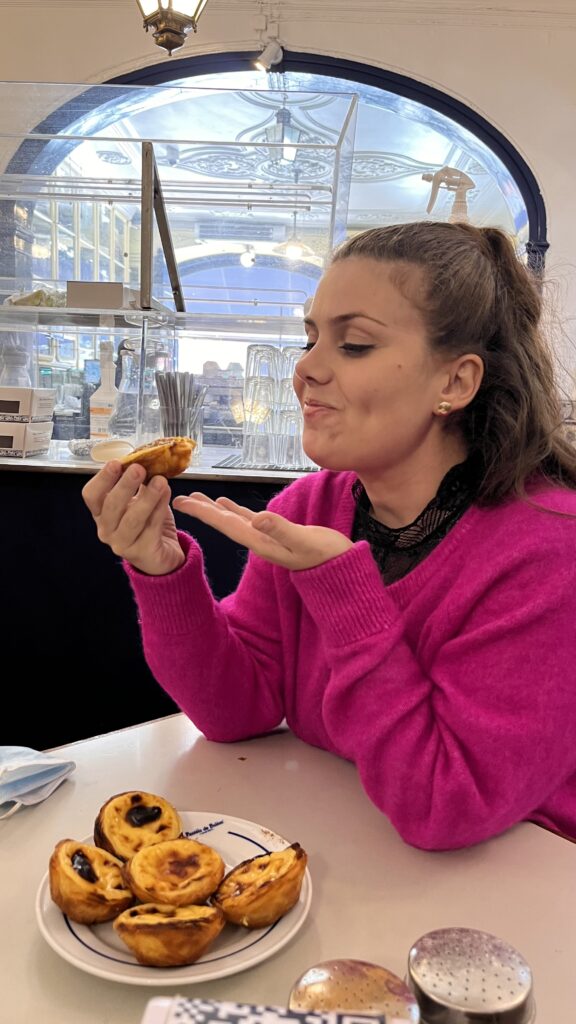 Pastel de nata, Pastéis de Belém, portugisiske desserter, Portugal søde specialiteter, portugisisk bagværk, klassiske portugisiske kager, æggetærter fra Portugal, dessert du skal smage i Portugal, pastel de nata Lissabon, Pastéis de Belém original opskrift, portugisisk vaniljecreme tærte, portugisiske søde sager, portugisisk gastronomi og madkultur, lokal portugisisk dessert, autentiske desserter fra Portugal, portugisisk kaffe og kage, typisk sødt fra Portugal, portugisisk mad, Lissabon desserter, søde specialiteter fra Portugal