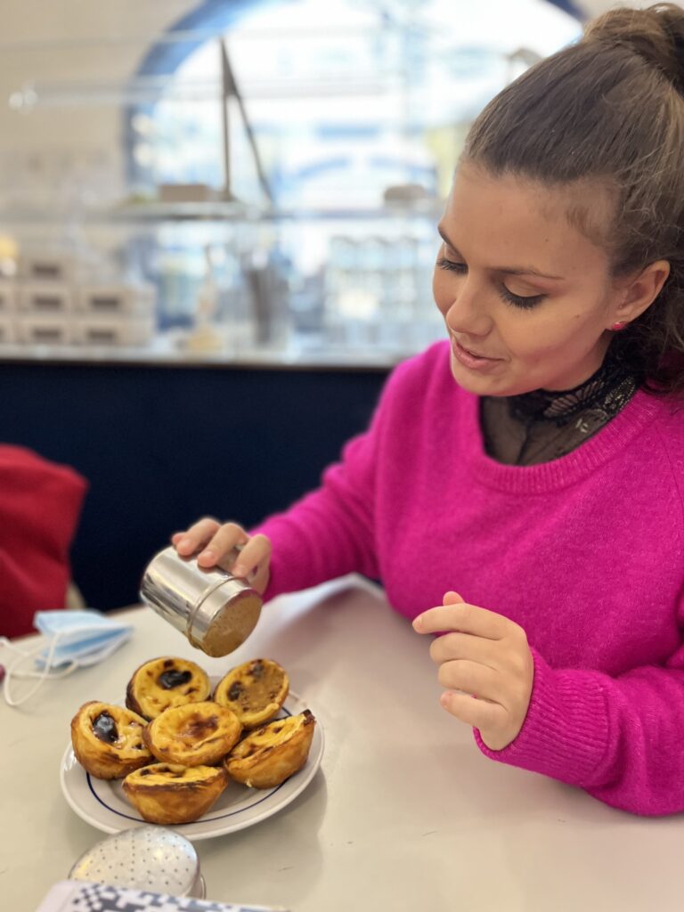 Pastel de nata, Pastéis de Belém, portugisiske desserter, Portugal søde specialiteter, portugisisk bagværk, klassiske portugisiske kager, æggetærter fra Portugal, dessert du skal smage i Portugal, pastel de nata Lissabon, Pastéis de Belém original opskrift, portugisisk vaniljecreme tærte, portugisiske søde sager, portugisisk gastronomi og madkultur, lokal portugisisk dessert, autentiske desserter fra Portugal, portugisisk kaffe og kage, typisk sødt fra Portugal, portugisisk mad, Lissabon desserter, søde specialiteter fra Portugal