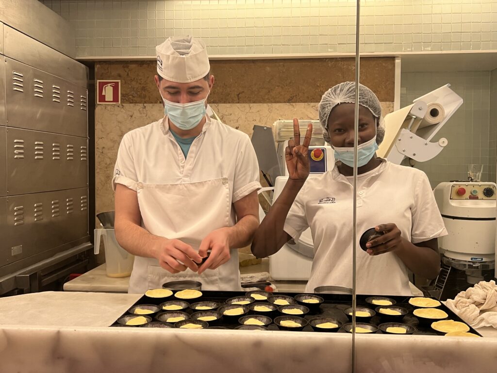 Pastel de nata, Pastéis de Belém, portugisiske desserter, Portugal søde specialiteter, portugisisk bagværk, klassiske portugisiske kager, æggetærter fra Portugal, dessert du skal smage i Portugal, pastel de nata Lissabon, Pastéis de Belém original opskrift, portugisisk vaniljecreme tærte, portugisiske søde sager, portugisisk gastronomi og madkultur, lokal portugisisk dessert, autentiske desserter fra Portugal, portugisisk kaffe og kage, typisk sødt fra Portugal, portugisisk mad, Lissabon desserter, søde specialiteter fra Portugal