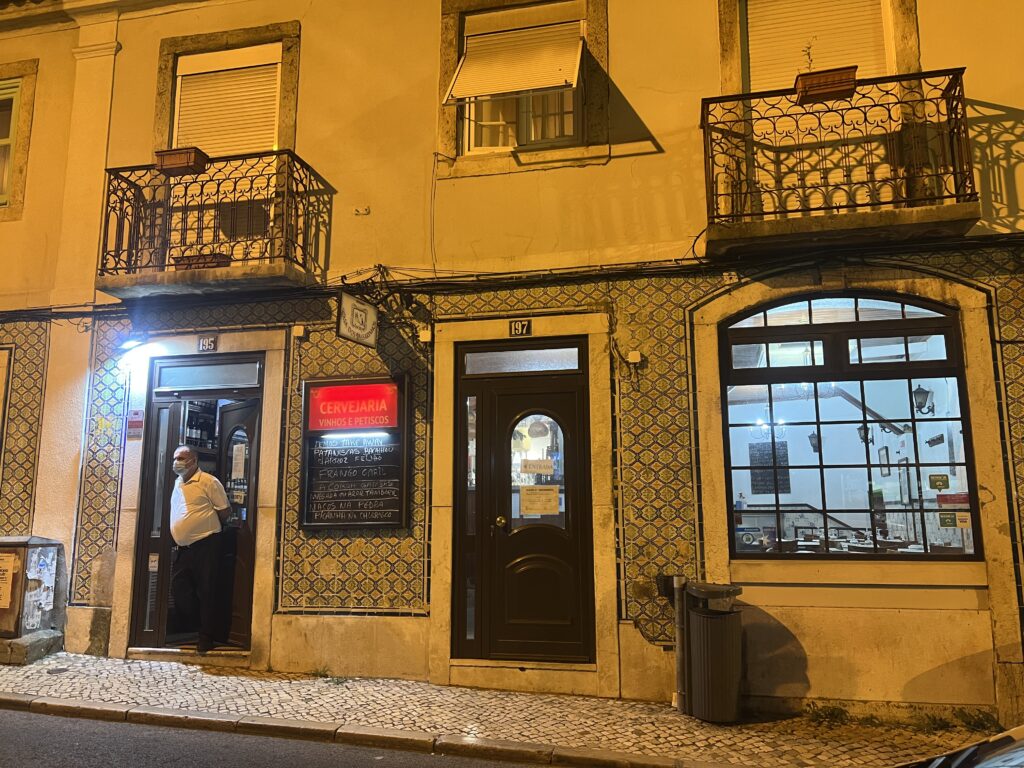 Portugisiske lokalretter, Portugal madguide, madguide til Portugal, mad du skal smage i Portugal, portugisisk mad, portugisisk madguide, traditionelle retter fra Portugal, must-try portugisiske specialiteter, portugisisk gastronomi og kulinarisk kultur, bacalhau og bifanas, petiscos og portugisiske dips, friske salater med olivenolie og tomat, grillretter og ovnbagte klassikere, søde desserter som pastel de nata og arroz doce, autentiske madoplevelser i tascas og lokale restauranter, madrejse gennem Portugal, typiske retter fra det portugisiske køkken, smag af Atlanterhavet og det sydlige Europa, portugisisk mad