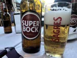 Super Bock øl, portugisisk øl, øl fra Portugal, populære ølmærker i Portugal, klassisk portugisisk pilsner, Super Bock Original, Super Bock Stout, Super Bock Green, Super Bock i Lissabon og Porto, lokal portugisisk ølkultur, øl til portugisisk mad, portugisisk øl til grillmad og petiscos, kolde øl i Portugal, must-try øl i Portugal, portugisiske drikkevarer, øloplevelser i Portugal, smag på Super Bock i Portugal, drikkevarer du skal smage i Portugal, portugisisk mad og drikke