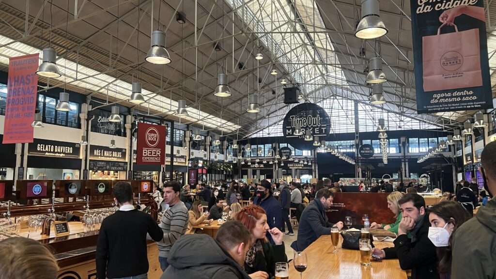 Time Out Market Lissabon, madmarked i Lissabon, Lissabon madoplevelser, street food Portugal, gourmetmarked Lissabon, oplevelser i Lissabon, portugisisk gastronomi, Time Out Market Portugal, populære madsteder i Lissabon, lokale retter og snacks, portugisiske kokke og restauranter, smag Portugal, spisested i Lissabon, food court med portugisisk mad, oplev pastel de nata og bacalhau, markedsstemning i Lissabon, moderne madhal i Portugal, portugisisk vin og petiscos, foodie guide Lissabon, madmarked i Lissabon centrum
