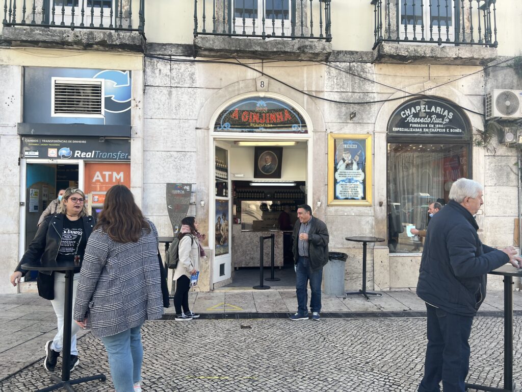 Ginjinha shots, portugisisk kirsebærlikør, drikkevarer fra Portugal, traditionelle portugisiske shots, Ginja de Lisboa, Ginjinha Espinheira, Ginjinha-servet i chokoladekop, likør fra Portugal, portugisiske specialiteter, must-try drikke i Portugal, typiske portugisiske drikkevarer, kirsebærshot fra Portugal, lokal portugisisk kultur, autentiske oplevelser i Lissabon, sød kirsebærlikør, shots i Portugal, portugisisk mad og drikke, drikke du skal smage i Portugal, portugisisk spiritus, street drinks i Lissabon, oplev ginjinha i Portugal