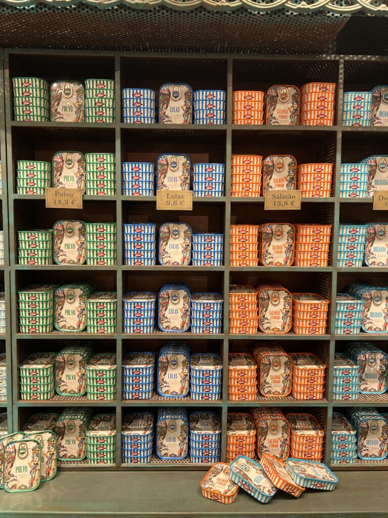 Conservas fra Portugal, portugisiske dåsefisk, traditionel portugisisk mad, portugisisk madguide, madoplevelser i Portugal, smag på Portugal, dåsetun og sardiner, makrel og blæksprutte i dåse, seafood på portugisisk, kulinarisk kultur i Portugal, fiskeprodukter i olivenolie og tomatsauce, specialiteter fra havet, smukt indpakkede dåser, autentiske portugisiske smagsoplevelser, delikatessebutikker i Lissabon og Porto, Conserveira de Lisboa, gaver fra Portugal, madrejse gennem Portugal, tapas og petiscos med dåsefisk, lokale fiskeritraditioner, bæredygtig madkultur i Portugal