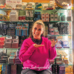 Portugisisk madguide fra Lissabon med klassiske retter, traditionel portugisisk madkultur, oversigt over typiske retter som bacalhau, sardiner, caldo verde og pastéis de nata, farverige retter på tallerken, portugisiske specialiteter i Lissabon, madoplevelser i Portugal, autentiske retter i Lissabon guide, rejseblog om mad, mad fra Portugal, madguide Portugal