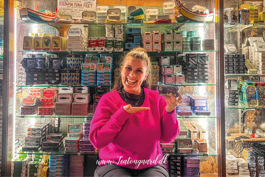 Portugisisk madguide fra Lissabon med klassiske retter, traditionel portugisisk madkultur, oversigt over typiske retter som bacalhau, sardiner, caldo verde og pastéis de nata, farverige retter på tallerken, portugisiske specialiteter i Lissabon, madoplevelser i Portugal, autentiske retter i Lissabon guide, rejseblog om mad, mad fra Portugal, madguide Portugal