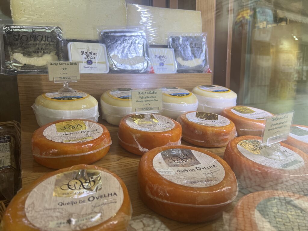 Portugisiske oste, ost fra Portugal, Portugal madguide, portugisisk mad, traditionelle portugisiske oste, Queijo da Serra da Estrela, Queijo de Azeitão, Queijo São Jorge, fåreost og gedeost fra Portugal, lokale oste fra Portugal, must-try portugisiske specialiteter, smag på Portugal, portugisisk gastronomi, ostemarkeder i Portugal, autentiske osteoplevelser, ost og vin i Portugal, portugisisk tapas og petiscos med ost, kulinarisk rejse gennem Portugal, mad du skal smage i Portugal, cremede og stærke oste, håndlavede oste fra små producenter