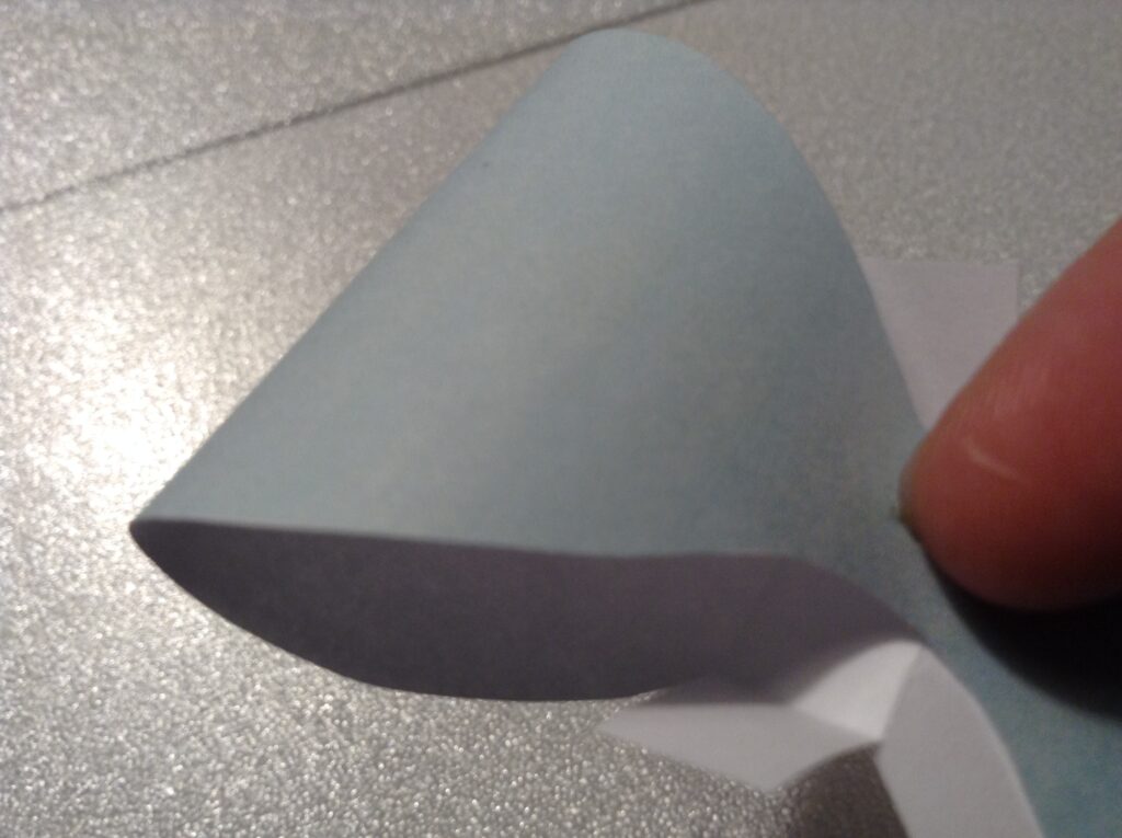 Gratis fold-selv sløjfe, hjemmelavet gavepynt, sløjfe til julegaver, sløjfe til fødselsdagsgaver, foldbar sløjfe til gaver, DIY sløjfe, gaveindpakning med sløjfe, kreativ gavepynt, nem sløjfe til mandelgave, print-selv sløjfe, pynt til julegaver og fødselsdage.
