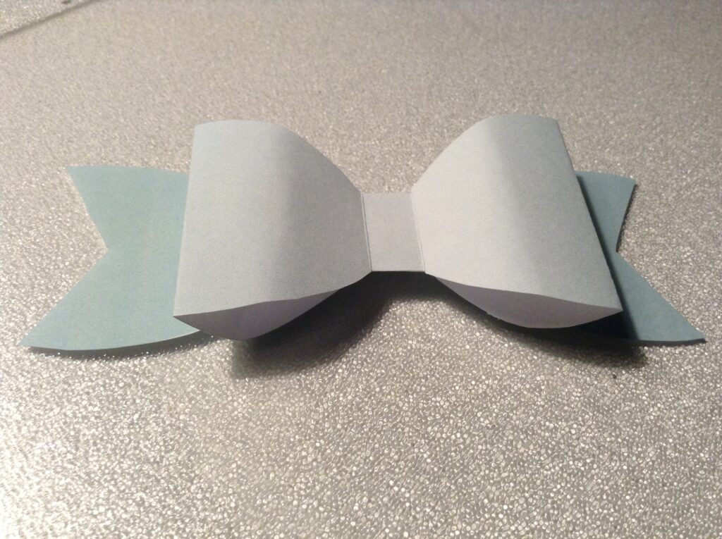 Gratis fold-selv sløjfe, hjemmelavet gavepynt, sløjfe til julegaver, sløjfe til fødselsdagsgaver, foldbar sløjfe til gaver, DIY sløjfe, gaveindpakning med sløjfe, kreativ gavepynt, nem sløjfe til mandelgave, print-selv sløjfe, pynt til julegaver og fødselsdage.