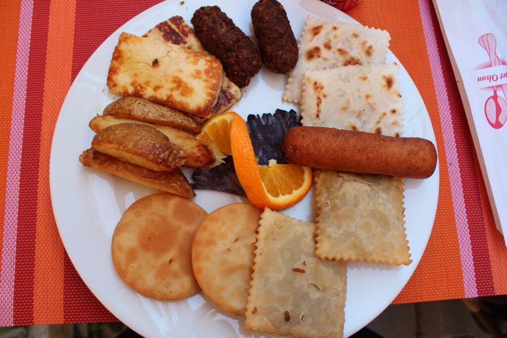 Alt-tekst:
Halloumi ost, mezze tallerken fra Cypern, cypriotisk madguide, traditionelle retter fra Cypern, grillede halloumi skiver, cypriotisk ostespecialitet, ost fra Cypern, halloumi som forret, mezze og småretter fra Middelhavet, cypriotisk gastronomi, madkultur på Cypern, ost og grønt på mezze-tallerken, smag af Cypern, ost til grill og stegning, populære oste i Cypern, ostetallerken med halloumi, madoplevelser fra Cypern, kulinarisk rejse til Cypern, lokale specialiteter med ost.