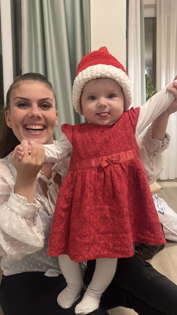 Alt-tekst:
Dansk-tyrkisk baby, tosproget opvækst, baby med dansk og tyrkisk baggrund, dansk-tyrkisk familie, multikulturel baby, baby i tyrkisk tøj, dansk-tyrkisk kulturarv, babyopvækst i to kulturer, dansk-tyrkisk identitet, kærlighed mellem kulturer, tyrkisk baby og dansk familie.