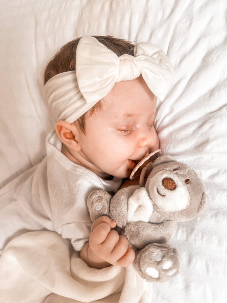 Alt-tekst:
Dansk-tyrkisk baby, tosproget opvækst, baby med dansk og tyrkisk baggrund, dansk-tyrkisk familie, multikulturel baby, baby i tyrkisk tøj, dansk-tyrkisk kulturarv, babyopvækst i to kulturer, dansk-tyrkisk identitet, kærlighed mellem kulturer, tyrkisk baby og dansk familie.