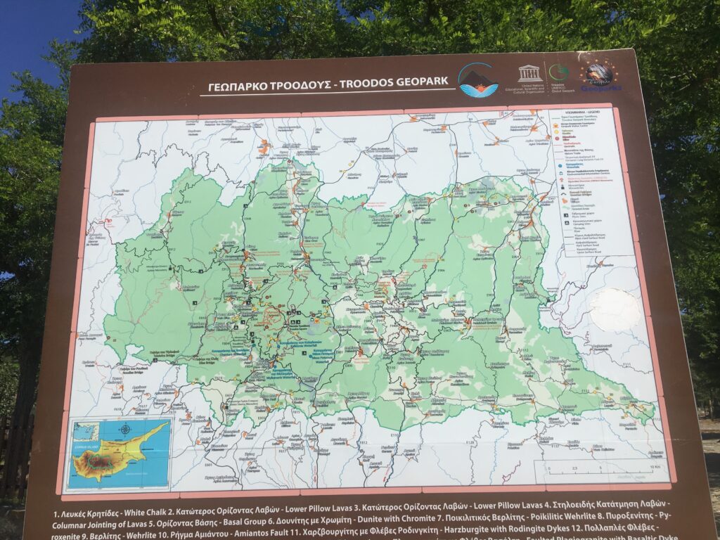 Alt-tekst:
Troodos-bjergene, Cyperns største bjergkæde, naturoplevelser på Cypern, bjergvandring i Troodos, Troodos landsbyer, UNESCO-beskyttede kirker, udflugter i Troodos, smuk natur på Cypern, sne og skiløb på Cypern, grønne dale og pinjetræer, ferie i Troodos, bjergbyer på Cypern, kulturelle oplevelser i Troodos, kirker og klostre i bjergene, natur og ro på Cypern, Troodos seværdigheder.