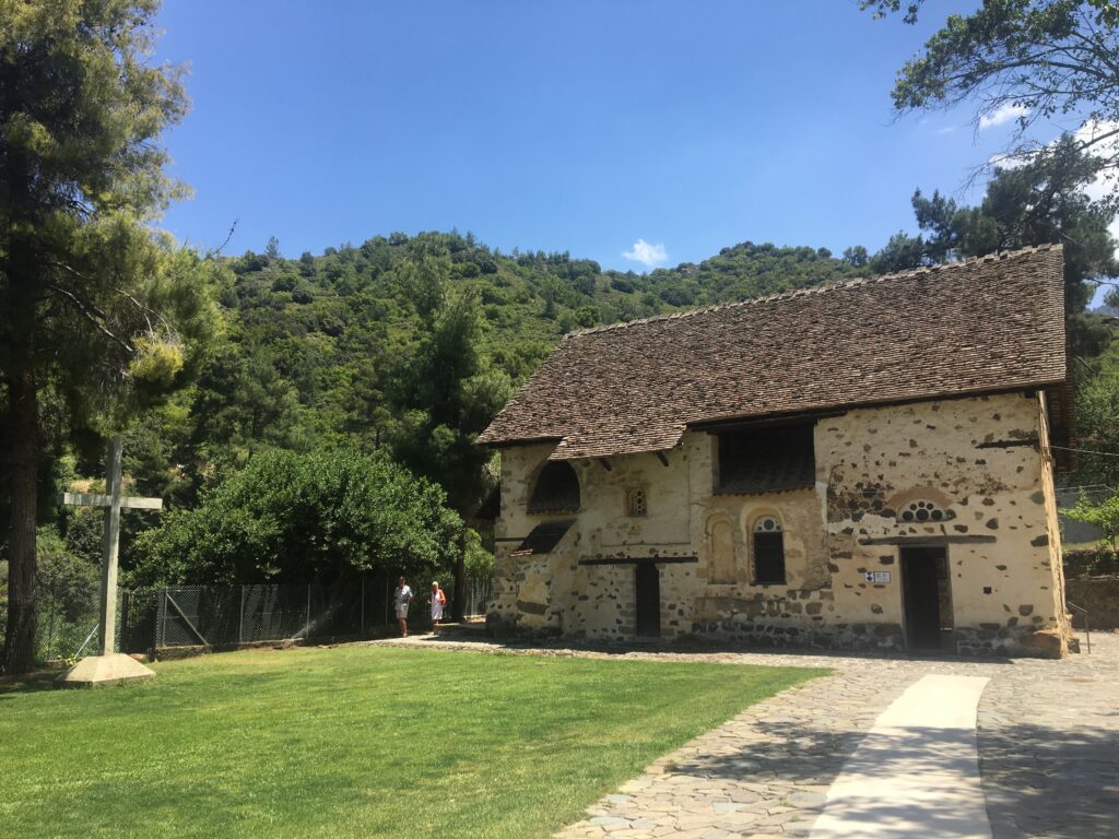 Agios Nikolaos tis Stegis kirke, Troodos-bjergene, UNESCO verdensarv på Cypern, byzantinsk kirke med freskoer, middelalderlig ortodoks kirke, kulturel seværdighed i Cyperns bjerge, historisk kirke i Troodos, UNESCO-listet kirke, ortodoks kunst og arkitektur, kirke med bemalede vægge, religiøse seværdigheder på Cypern, kirkerute i Troodos, kulturarv i Cyperns højland, kirke fra 11. århundrede, Cyperns skjulte skatte, freskomalerier i kirke, historiske steder på Cypern, pilgrimssted i bjergene, cypriotisk byzantinsk arkitektur.