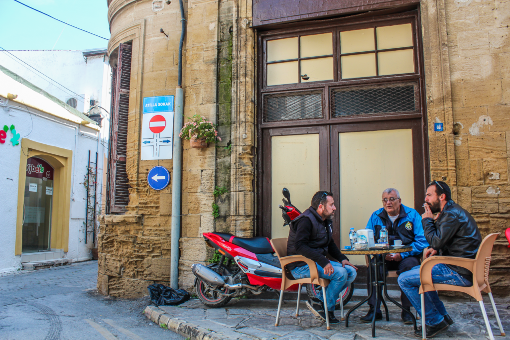 Alt-tekst: Rejse til Cypern, ferie på Cypern, seværdigheder på Cypern, oplevelser på Cypern, Cypern guide, rejseguide til Cypern, strande på Cypern, madkultur på Cypern, cypriotiske retter, Cyperns historie, natur og bjerge på Cypern, Troodos-bjergene, UNESCO-steder på Cypern, Cyperns kirker, middelhavsø, cypriotisk kultur og traditioner, sol og strandferie, Cypern med børn, oplevelser i Nicosia, Limassol og Paphos, cypriotisk mad og vin, historiske steder og ruiner på Cypern.