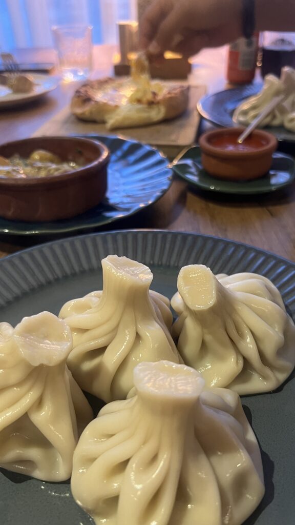 Alt-tekst: Pepela restaurant Alanya, georgisk mad i Alanya, traditionel georgisk køkken i Tyrkiet, spisested med georgiske specialiteter, khachapuri og khinkali i Alanya, autentisk madoplevelse i Alanya, georgisk restaurant i centrum af Alanya, hvor kan man spise georgisk mad i Alanya, georgisk vin og mad i Tyrkiet, anbefalet georgisk restaurant i Alanya