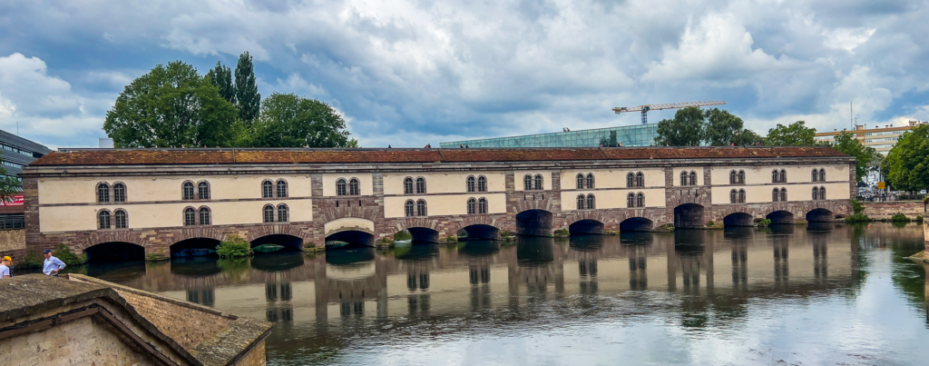 Barrage Vauban Strasbourg, dæmningsbroen Strasbourg, historisk seværdighed i Strasbourg, forsvarsbro fra 1600-tallet, Strasbourg seværdigheder, udsigtspunkt i Strasbourg, byvandring Strasbourg, kanaler og broer i Alsace, Vauban dæmning, arkitektur i Strasbourg, Strasbourg rejseguide, oplev Strasbourg fra oven, gratis seværdighed i Strasbourg, historisk broanlæg, flod Ill, kanalrundfart og Barrage Vauban, Vauban-struktur i Frankrig, Alsace historie og arkitektur, Petit France udsigtspunkt, kultur og historie i Strasbourg.