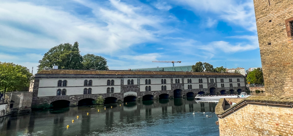 Kanalrundfart i Strasbourg, bådtur gennem Strasbourg, seværdigheder i Strasbourg, oplevelser i Alsace, Strasbourg på vandet, romantisk bådtur i Strasbourg, sightseeing på floden Ill, Petit France set fra vandet, guidet kanalrundfart, Strasbourg rejseguide, oplev Strasbourg fra båd, UNESCO verdensarv fra flodsiden, historiske bygninger i Strasbourg, afslappende tur gennem byen, flodkrydstogt i Alsace, ferieoplevelser i Strasbourg, bådrundtur i Frankrig, kanaloplevelser i Strasbourg, kultur og historie fra vandet, panoramaudsigt fra glasbåd, Strasbourg flodtur.