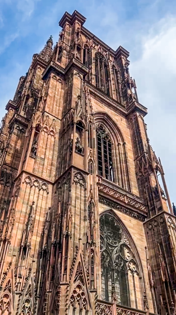 Strasbourg katedral, Cathédrale Notre-Dame de Strasbourg, gotisk mesterværk, imponerende kirke i Strasbourg, seværdigheder i Strasbourg, historiske monumenter i Frankrig, katedral med astronomisk ur, smuk udsigt fra tårnet, arkitektoniske perler i Alsace, UNESCO verdensarv Strasbourg, kulturelle oplevelser i Strasbourg, franske katedraler, kirker i Alsace, Strasbourg domkirke, historiske bygninger i Strasbourg, rejseguide Strasbourg, Alsace seværdigheder, ferie i Strasbourg, religiøs kunst og arkitektur, Strasbourg skyline, tårn med panoramaudsigt, Europas højeste bygning i middelalderen.