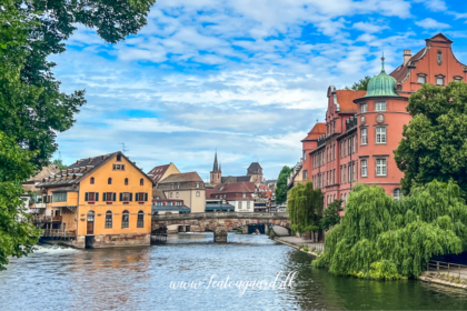 Strasbourg seværdigheder, oplevelser i Strasbourg, rejseguide til Strasbourg, Frankrigs mest charmerende byer, Alsace regionen, UNESCO verdensarv, Strasbourg gamle bydel, Petite France Strasbourg, Strasbourg domkirke, Cathédrale Notre-Dame de Strasbourg, europæisk kulturarv, historiske bygninger Strasbourg, kanalrundfart Strasbourg, fransk-tysk arkitektur, Strasbourg og EU, Europaparlamentet Strasbourg, gastronomi i Alsace, Strasbourg jul, julemarked i Strasbourg, romantiske oplevelser i Strasbourg, rejsetips til Strasbourg, ferie i Strasbourg, Strasbourg weekendtur, Alsace vinrute, Strasbourg for børn, Strasbourg i december, Strasbourg rejseinspiration.