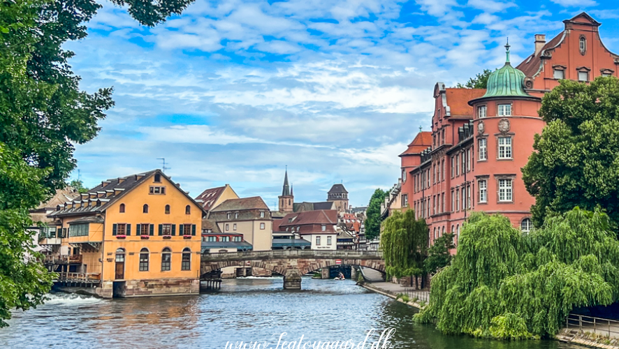 Strasbourg seværdigheder, oplevelser i Strasbourg, rejseguide til Strasbourg, Frankrigs mest charmerende byer, Alsace regionen, UNESCO verdensarv, Strasbourg gamle bydel, Petite France Strasbourg, Strasbourg domkirke, Cathédrale Notre-Dame de Strasbourg, europæisk kulturarv, historiske bygninger Strasbourg, kanalrundfart Strasbourg, fransk-tysk arkitektur, Strasbourg og EU, Europaparlamentet Strasbourg, gastronomi i Alsace, Strasbourg jul, julemarked i Strasbourg, romantiske oplevelser i Strasbourg, rejsetips til Strasbourg, ferie i Strasbourg, Strasbourg weekendtur, Alsace vinrute, Strasbourg for børn, Strasbourg i december, Strasbourg rejseinspiration.