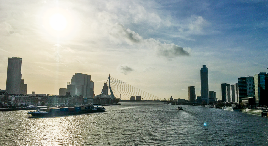 Erasmusbroen Rotterdam, seværdigheder Rotterdam, moderne broer i Holland, arkitektur Rotterdam, Erasmus Bridge Holland, bro over Maasfloden, ikonisk vartegn i Rotterdam, oplevelser i Rotterdam, rejseguide Holland, sightseeing Rotterdam, kendte broer i Europa, smuk bro Holland, futuristisk arkitektur, broer med udsigt Rotterdam, byvandring i Rotterdam, cykeltur over Erasmusbroen, Erasmusbrug, moderne design Holland, bro i Rotterdam centrum, attraktion i Rotterdam