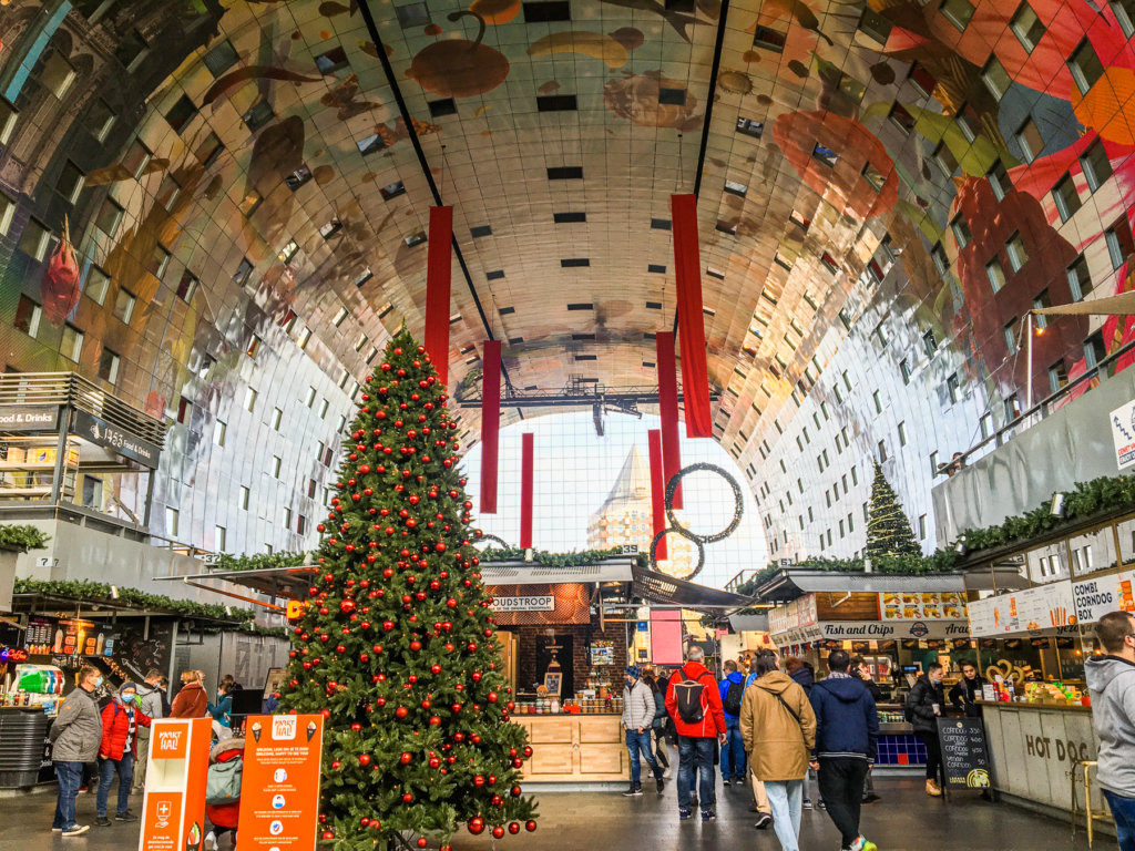 Rotterdam seværdigheder, Markthal Rotterdam, Market Hall Holland, madmarked Rotterdam, arkitektonisk seværdighed, moderne bygninger Rotterdam, kulinarisk oplevelse Holland, streetfood i Rotterdam, lokale specialiteter, madoplevelser Rotterdam, indendørs marked Holland, shopping og mad i Rotterdam, farverige loftsmalerier, madhal Rotterdam guide, rejseguide Rotterdam, unikke seværdigheder Holland, markeder i Holland, arkitektur og mad i ét, oplev Markthal, must-see i Rotterdam