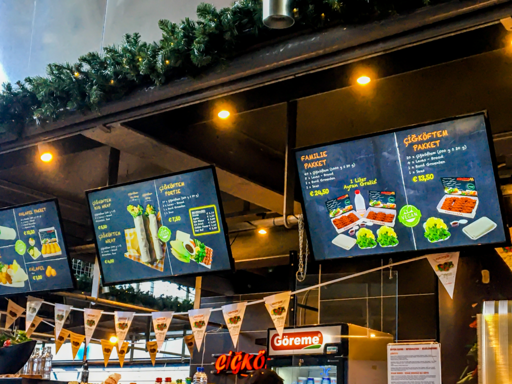 Rotterdam seværdigheder, Markthal Rotterdam, Market Hall Holland, madmarked Rotterdam, arkitektonisk seværdighed, moderne bygninger Rotterdam, kulinarisk oplevelse Holland, streetfood i Rotterdam, lokale specialiteter, madoplevelser Rotterdam, indendørs marked Holland, shopping og mad i Rotterdam, farverige loftsmalerier, madhal Rotterdam guide, rejseguide Rotterdam, unikke seværdigheder Holland, markeder i Holland, arkitektur og mad i ét, oplev Markthal, must-see i Rotterdam