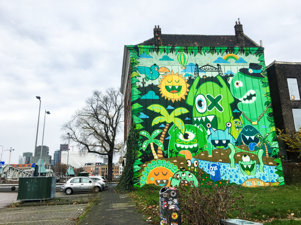 Rotterdam seværdigheder, street art i Rotterdam, Rotterdam streetart guide, gadekunst Holland, moderne kunst i Rotterdam, farverige vægmalerier, urban art oplevelse, kunst i det offentlige rum, streetart oplevelser i Holland, kreativ byvandring, alternative seværdigheder Rotterdam, kunstneriske byrum, street art tur Rotterdam, kulturel rejseguide Rotterdam, graffiti kunst Holland, moderne Rotterdam kultur, kunstvandring Rotterdam, byens kreative sjæl, streetart hotspots Rotterdam, Rotterdam rejseinspiration