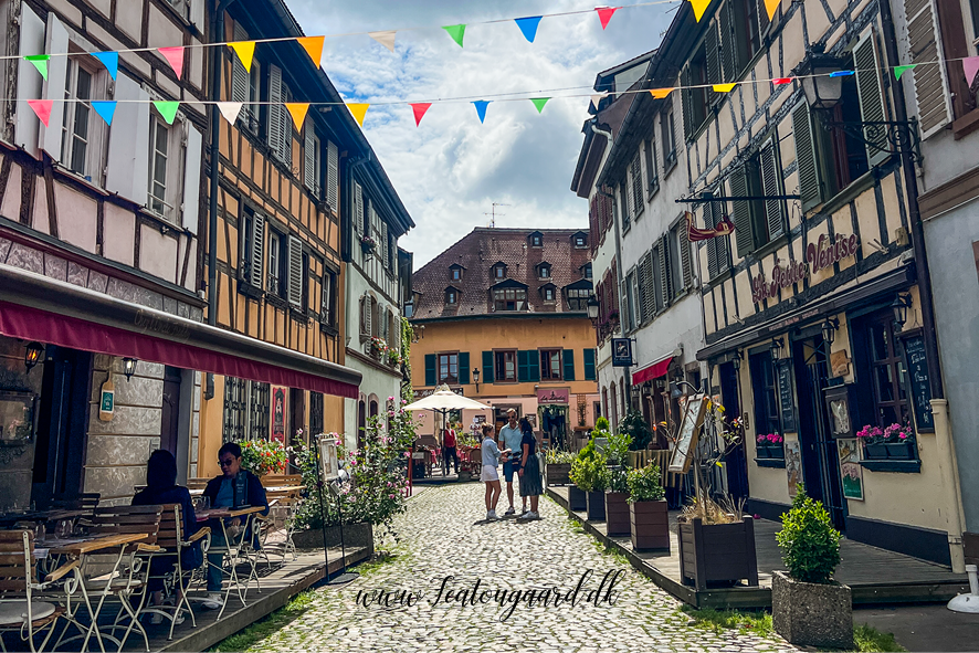 Strasbourg seværdigheder, oplevelser i Strasbourg, rejseguide til Strasbourg, Frankrigs mest charmerende byer, Alsace regionen, UNESCO verdensarv, Strasbourg gamle bydel, Petite France Strasbourg, Strasbourg domkirke, Cathédrale Notre-Dame de Strasbourg, europæisk kulturarv, historiske bygninger Strasbourg, kanalrundfart Strasbourg, fransk-tysk arkitektur, Strasbourg og EU, Europaparlamentet Strasbourg, gastronomi i Alsace, Strasbourg jul, julemarked i Strasbourg, romantiske oplevelser i Strasbourg, rejsetips til Strasbourg, ferie i Strasbourg, Strasbourg weekendtur, Alsace vinrute, Strasbourg for børn, Strasbourg i december, Strasbourg rejseinspiration
