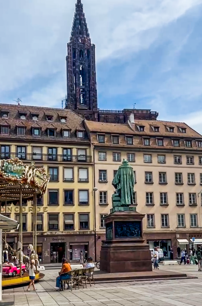 Strasbourg seværdigheder, oplevelser i Strasbourg, rejseguide til Strasbourg, Frankrigs mest charmerende byer, Alsace regionen, UNESCO verdensarv, Strasbourg gamle bydel, Petite France Strasbourg, Strasbourg domkirke, Cathédrale Notre-Dame de Strasbourg, europæisk kulturarv, historiske bygninger Strasbourg, kanalrundfart Strasbourg, fransk-tysk arkitektur, Strasbourg og EU, Europaparlamentet Strasbourg, gastronomi i Alsace, Strasbourg jul, julemarked i Strasbourg, romantiske oplevelser i Strasbourg, rejsetips til Strasbourg, ferie i Strasbourg, Strasbourg weekendtur, Alsace vinrute, Strasbourg for børn, Strasbourg i december, Strasbourg rejseinspiration