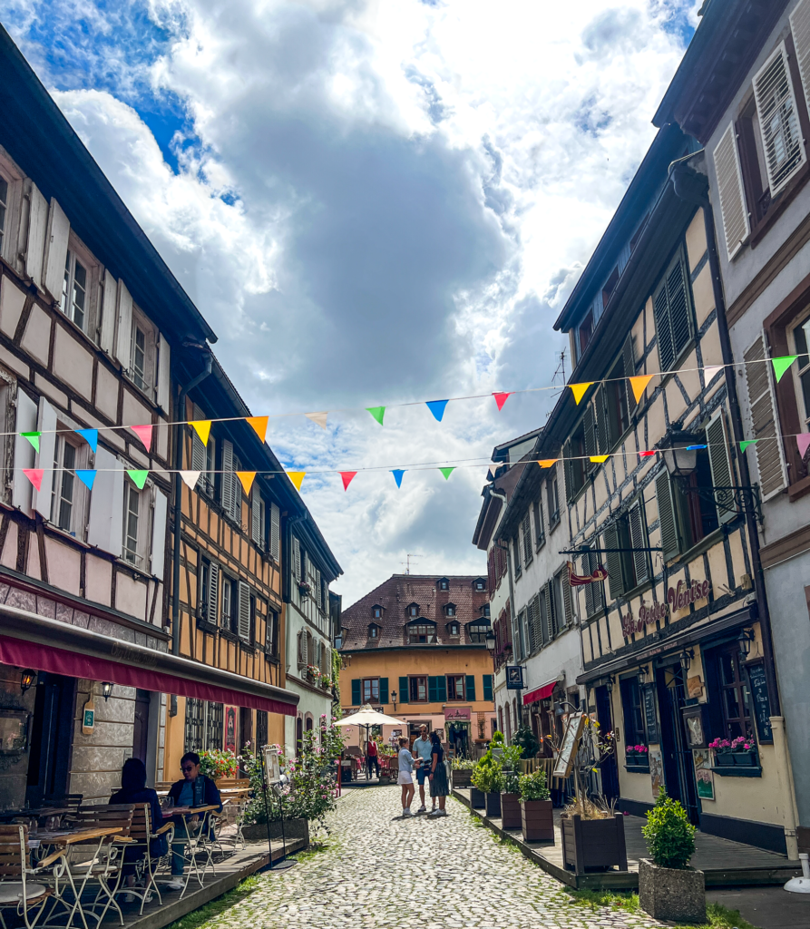Strasbourg seværdigheder, oplevelser i Strasbourg, rejseguide til Strasbourg, Frankrigs mest charmerende byer, Alsace regionen, UNESCO verdensarv, Strasbourg gamle bydel, Petite France Strasbourg, Strasbourg domkirke, Cathédrale Notre-Dame de Strasbourg, europæisk kulturarv, historiske bygninger Strasbourg, kanalrundfart Strasbourg, fransk-tysk arkitektur, Strasbourg og EU, Europaparlamentet Strasbourg, gastronomi i Alsace, Strasbourg jul, julemarked i Strasbourg, romantiske oplevelser i Strasbourg, rejsetips til Strasbourg, ferie i Strasbourg, Strasbourg weekendtur, Alsace vinrute, Strasbourg for børn, Strasbourg i december, Strasbourg rejseinspiration
