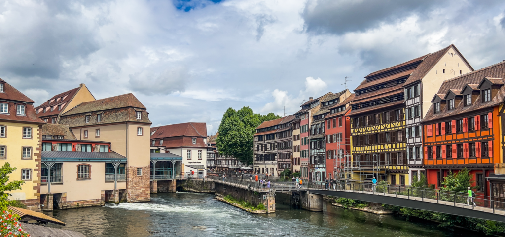 Strasbourg seværdigheder, oplevelser i Strasbourg, rejseguide til Strasbourg, Frankrigs mest charmerende byer, Alsace regionen, UNESCO verdensarv, Strasbourg gamle bydel, Petite France Strasbourg, Strasbourg domkirke, Cathédrale Notre-Dame de Strasbourg, europæisk kulturarv, historiske bygninger Strasbourg, kanalrundfart Strasbourg, fransk-tysk arkitektur, Strasbourg og EU, Europaparlamentet Strasbourg, gastronomi i Alsace, Strasbourg jul, julemarked i Strasbourg, romantiske oplevelser i Strasbourg, rejsetips til Strasbourg, ferie i Strasbourg, Strasbourg weekendtur, Alsace vinrute, Strasbourg for børn, Strasbourg i december, Strasbourg rejseinspiration