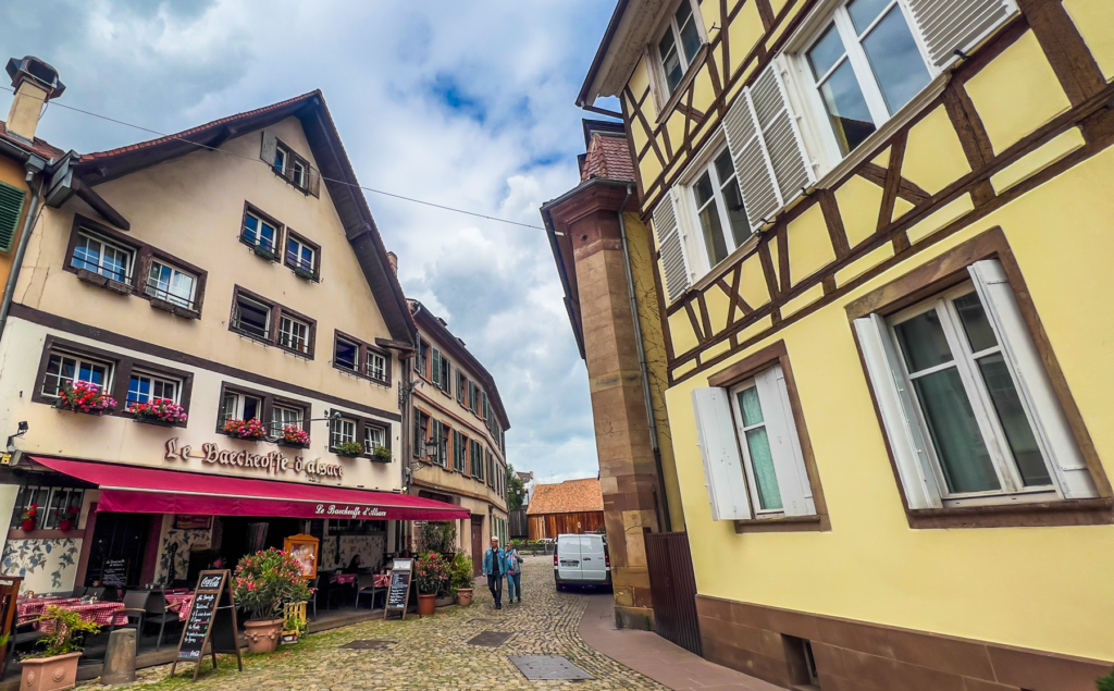 Strasbourg seværdigheder, oplevelser i Strasbourg, rejseguide til Strasbourg, Frankrigs mest charmerende byer, Alsace regionen, UNESCO verdensarv, Strasbourg gamle bydel, Petite France Strasbourg, Strasbourg domkirke, Cathédrale Notre-Dame de Strasbourg, europæisk kulturarv, historiske bygninger Strasbourg, kanalrundfart Strasbourg, fransk-tysk arkitektur, Strasbourg og EU, Europaparlamentet Strasbourg, gastronomi i Alsace, Strasbourg jul, julemarked i Strasbourg, romantiske oplevelser i Strasbourg, rejsetips til Strasbourg, ferie i Strasbourg, Strasbourg weekendtur, Alsace vinrute, Strasbourg for børn, Strasbourg i december, Strasbourg rejseinspiration