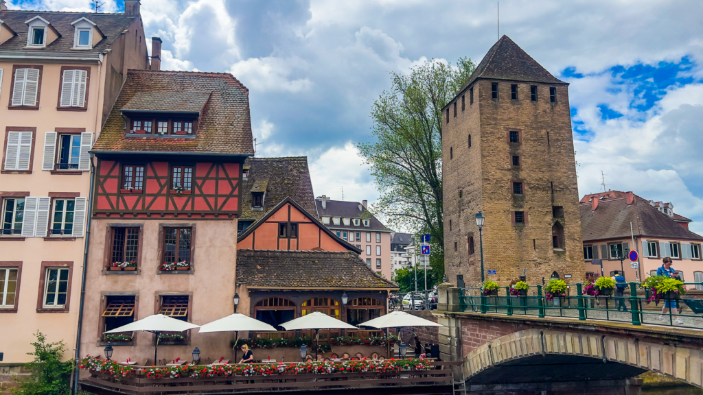 Strasbourg seværdigheder, oplevelser i Strasbourg, rejseguide til Strasbourg, Frankrigs mest charmerende byer, Alsace regionen, UNESCO verdensarv, Strasbourg gamle bydel, Petite France Strasbourg, Strasbourg domkirke, Cathédrale Notre-Dame de Strasbourg, europæisk kulturarv, historiske bygninger Strasbourg, kanalrundfart Strasbourg, fransk-tysk arkitektur, Strasbourg og EU, Europaparlamentet Strasbourg, gastronomi i Alsace, Strasbourg jul, julemarked i Strasbourg, romantiske oplevelser i Strasbourg, rejsetips til Strasbourg, ferie i Strasbourg, Strasbourg weekendtur, Alsace vinrute, Strasbourg for børn, Strasbourg i december, Strasbourg rejseinspiration