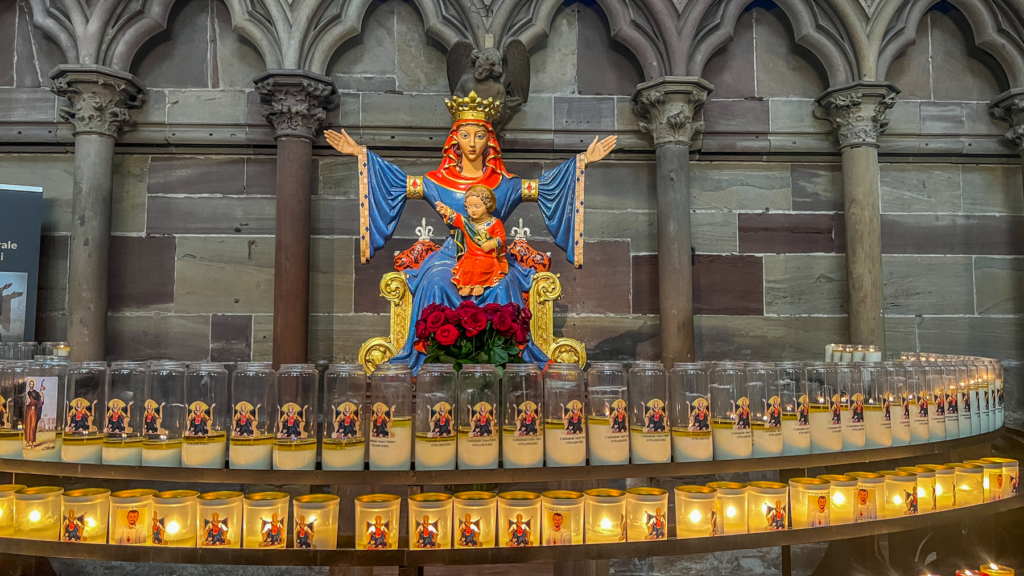 Strasbourg katedral, Cathédrale Notre-Dame de Strasbourg, gotisk mesterværk, imponerende kirke i Strasbourg, seværdigheder i Strasbourg, historiske monumenter i Frankrig, katedral med astronomisk ur, smuk udsigt fra tårnet, arkitektoniske perler i Alsace, UNESCO verdensarv Strasbourg, kulturelle oplevelser i Strasbourg, franske katedraler, kirker i Alsace, Strasbourg domkirke, historiske bygninger i Strasbourg, rejseguide Strasbourg, Alsace seværdigheder, ferie i Strasbourg, religiøs kunst og arkitektur, Strasbourg skyline, tårn med panoramaudsigt, Europas højeste bygning i middelalderen.