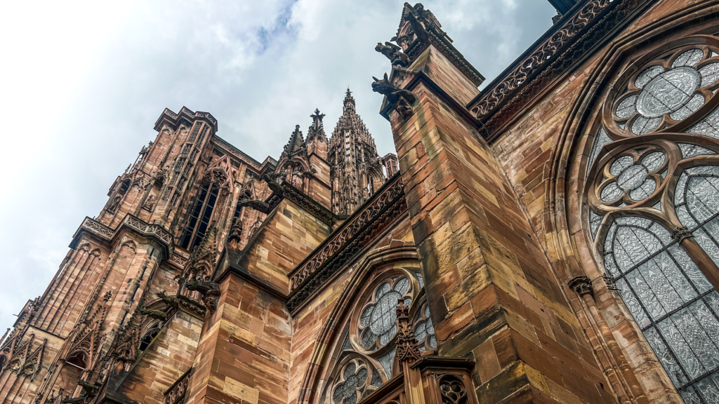 Strasbourg katedral, Cathédrale Notre-Dame de Strasbourg, gotisk mesterværk, imponerende kirke i Strasbourg, seværdigheder i Strasbourg, historiske monumenter i Frankrig, katedral med astronomisk ur, smuk udsigt fra tårnet, arkitektoniske perler i Alsace, UNESCO verdensarv Strasbourg, kulturelle oplevelser i Strasbourg, franske katedraler, kirker i Alsace, Strasbourg domkirke, historiske bygninger i Strasbourg, rejseguide Strasbourg, Alsace seværdigheder, ferie i Strasbourg, religiøs kunst og arkitektur, Strasbourg skyline, tårn med panoramaudsigt, Europas højeste bygning i middelalderen.