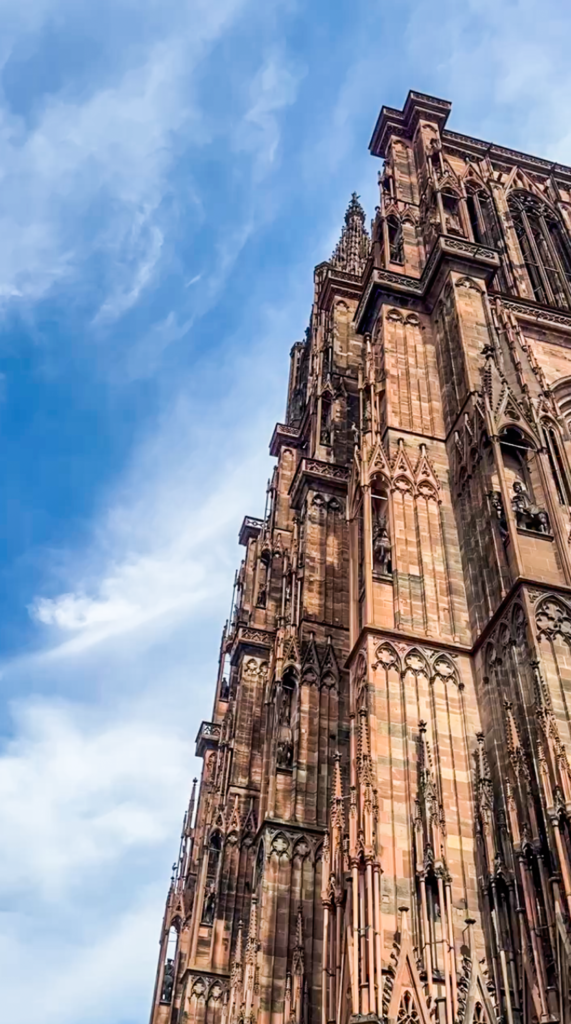 Strasbourg katedral, Cathédrale Notre-Dame de Strasbourg, gotisk mesterværk, imponerende kirke i Strasbourg, seværdigheder i Strasbourg, historiske monumenter i Frankrig, katedral med astronomisk ur, smuk udsigt fra tårnet, arkitektoniske perler i Alsace, UNESCO verdensarv Strasbourg, kulturelle oplevelser i Strasbourg, franske katedraler, kirker i Alsace, Strasbourg domkirke, historiske bygninger i Strasbourg, rejseguide Strasbourg, Alsace seværdigheder, ferie i Strasbourg, religiøs kunst og arkitektur, Strasbourg skyline, tårn med panoramaudsigt, Europas højeste bygning i middelalderen.
