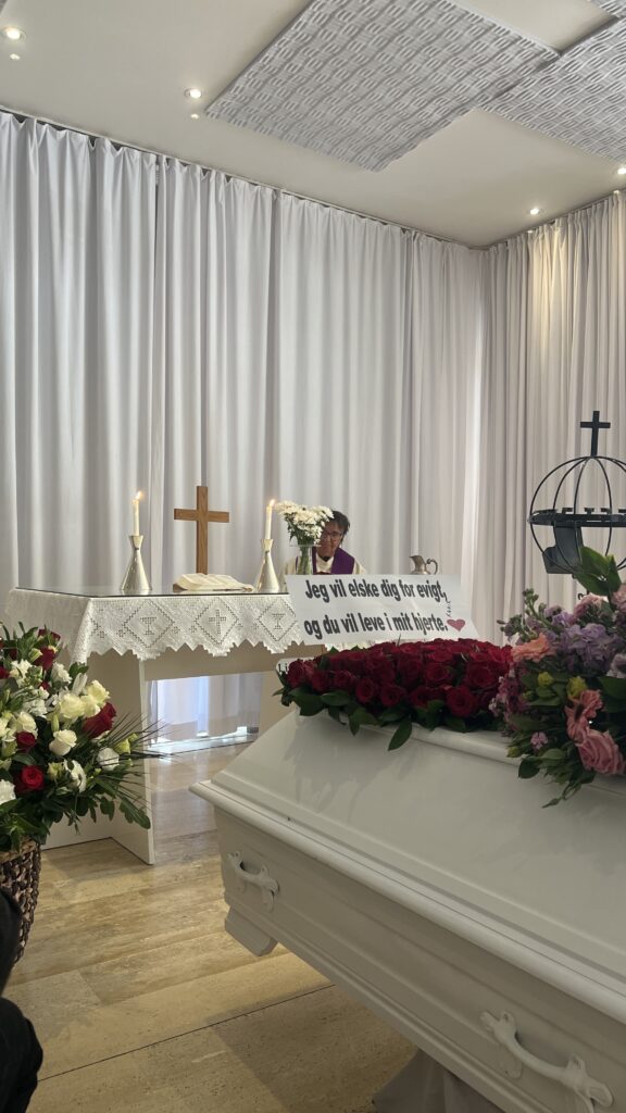 Begravelse i Alanya, Den Norske Sjømannskirke Alanya, norsk kirke i Tyrkiet, kirkelige handlinger i Alanya, nordisk menighed i Alanya, ceremoni i udlandet, norsk præst i Alanya, kirkelig støtte til skandinaver, begravelsesceremoni i Tyrkiet, mindehøjtidelighed i Alanya, skandinavisk kirke ved Middelhavet, norske traditioner i udlandet, kirkeligt fællesskab i Alanya, hjælp til pårørende i Tyrkiet, nordisk kirke i udlandet, trosfællesskab for nordmænd, kirkelige tjenester i Alanya, støtte ved dødsfald i udlandet, kirke for skandinaver i Tyrkiet