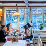 Albansk mad, traditionelle albanske retter, balkansk køkken, lokale specialiteter fra Albanien, albansk gastronomi, grillede retter, frisklavet byrek, albansk tærte med spinat og ost, tavë kosi med lam og yoghurt, farverige grøntsager, middelhavsinspireret mad, lokale råvarer i Albanien, autentisk madoplevelse i Albanien, restauranter i Albanien, madkultur på Balkan, hjemmelavet albansk mad, traditionelle opskrifter fra Albanien, street food i Albanien, smag af Albanien, madoplevelser på rejse i Albanien
