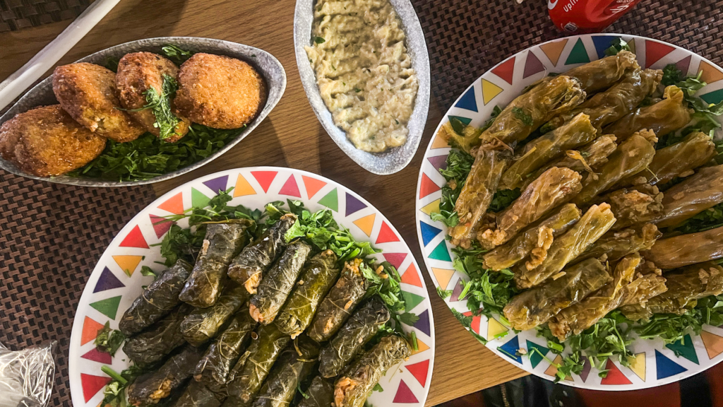 Kairo madkultur, mad i Kairo, egyptisk mad, Egyptens madkultur, traditionelle retter fra Egypten, madoplevelser i Kairo, lokale specialiteter i Egypten, egyptisk gastronomi, street food i Kairo, autentisk egyptisk køkken, det skal du spise i Egypten, madguide til Kairo, egyptiske restauranter, lokale markeder i Kairo, smag af Egypten, rejseblog om Egypten, falafel i Egypten, koshari, shawarma og grillretter, mellemøstlig madkultur, madoplevelser på rejse i Egypten, traditionelle egyptiske desserter, cafékultur i Kairo, egyptisk te og kaffe, spise ude i Kairo, rejsetips til Egypten, Danish travel blog, oplevelser i Kairo, lokal mad i Egypten, egyptisk street food, madguide til Egyptens hovedstad