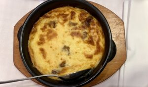 Albansk mad, traditionelle albanske retter, balkansk køkken, lokale specialiteter fra Albanien, albansk gastronomi, grillede retter, frisklavet byrek, albansk tærte med spinat og ost, tavë kosi med lam og yoghurt, farverige grøntsager, middelhavsinspireret mad, lokale råvarer i Albanien, autentisk madoplevelse i Albanien, restauranter i Albanien, madkultur på Balkan, hjemmelavet albansk mad, traditionelle opskrifter fra Albanien, street food i Albanien, smag af Albanien, madoplevelser på rejse i Albanien