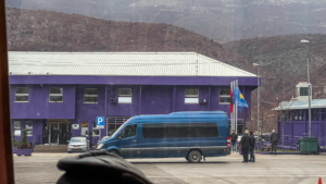 Albanien Kosovo bus, bus fra Albanien til Kosovo, bus fra Tirana til Pristina, busrejse på Balkan, rejse mellem Albanien og Kosovo, offentlig transport på Balkan, Tirana busstation, Pristina busstation, busguide Albanien, busguide Kosovo, grænseovergang Albanien Kosovo, backpacking på Balkan, transport i Albanien, transport i Kosovo, rejsetips til Balkan, busbillet Albanien Kosovo, rejse på egen hånd, bus gennem Balkan, Tirana til Pristina guide, Balkan rejseblog, rejseblog om Albanien, rejseblog om Kosovo, Danish travel blog, dansk rejseblog, kollektiv transport på Balkan, billig transport i Albanien, oplevelser på Balkan, rejseinspiration Albanien Kosovo, Balkan roadtrip, guide til busrejser på Balkan