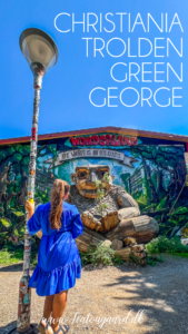 Thomas Dambo trold Green George, Green George, Thomas Dambo, troldejagt i Danmark, genbrugskunst, kæmpetrolde, oplevelser i Danmark, gratis seværdigheder, familieoplevelser i Danmark, kunst i naturen, bæredygtig kunst, trætrold, Thomas Dambo skulptur, oplevelser for børn, udflugt i Danmark, danske seværdigheder, naturkunst, skjulte perler i Danmark, Trollmap, Thomas Dambo trolde, rejseblog om Danmark, Danish travel blog, gratis oplevelser i Jylland, oplevelser for hele familien, outdoor oplevelser, dansk kunst, genbrugstræ, eventyr i naturen, Green George trolden, besøg en Thomas Dambo trold