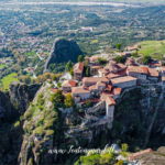 Great Meteoron Monastery, Great Meteora Monastery, Great Meteoron kloster, Det Store Meteoron Kloster, Meteora Grækenland, klostre i Meteora, Meteora klostre, klostre i Grækenland, ortodokse klostre i Grækenland, historiske klostre i Meteora, seværdigheder i Meteora, oplevelser i Meteora, rejse til Meteora, Meteora rejseguide, besøg Great Meteoron Monastery, største kloster i Meteora, ældste kloster i Meteora, græsk ortodoks kloster, UNESCO Meteora, UNESCO verdensarv i Grækenland, Great Meteoron på toppen af klipperne, Meteoras klippeformationer, klostre bygget på klipper, spektakulære klostre i Grækenland, bjergklostre i Grækenland, historiske bygninger i Meteora, munke i Meteora, ortodoks kristendom i Grækenland, religiøse seværdigheder i Grækenland, græsk kultur og historie, middelalderlige klostre i Grækenland, Kalabaka Grækenland, Kastraki Meteora, seværdigheder nær Kalabaka, oplevelser i Kalabaka, rejseguide til Kalambaka, ferie i det nordlige Grækenland, roadtrip i Grækenland, naturoplevelser i Grækenland, kulturelle oplevelser i Grækenland, historiske seværdigheder i Grækenland, Meteora udsigt, vandreture i Meteora, besøge klostrene i Meteora, åbningstider Meteora klostre, entré til Meteora klostre, dresscode i Meteora klostre, turistattraktioner i Meteora, must-see seværdigheder i Grækenland, unikke steder i Grækenland, rejseblog Grækenland, TeaTougaard.dk, rejsetips til Grækenland, oplev Grækenland, ferie i Grækenland, skjulte og historiske perler i Grækenland