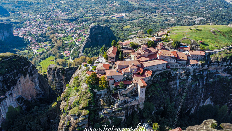 Great Meteoron Monastery, Great Meteora Monastery, Great Meteoron kloster, Det Store Meteoron Kloster, Meteora Grækenland, klostre i Meteora, Meteora klostre, klostre i Grækenland, ortodokse klostre i Grækenland, historiske klostre i Meteora, seværdigheder i Meteora, oplevelser i Meteora, rejse til Meteora, Meteora rejseguide, besøg Great Meteoron Monastery, største kloster i Meteora, ældste kloster i Meteora, græsk ortodoks kloster, UNESCO Meteora, UNESCO verdensarv i Grækenland, Great Meteoron på toppen af klipperne, Meteoras klippeformationer, klostre bygget på klipper, spektakulære klostre i Grækenland, bjergklostre i Grækenland, historiske bygninger i Meteora, munke i Meteora, ortodoks kristendom i Grækenland, religiøse seværdigheder i Grækenland, græsk kultur og historie, middelalderlige klostre i Grækenland, Kalabaka Grækenland, Kastraki Meteora, seværdigheder nær Kalabaka, oplevelser i Kalabaka, rejseguide til Kalambaka, ferie i det nordlige Grækenland, roadtrip i Grækenland, naturoplevelser i Grækenland, kulturelle oplevelser i Grækenland, historiske seværdigheder i Grækenland, Meteora udsigt, vandreture i Meteora, besøge klostrene i Meteora, åbningstider Meteora klostre, entré til Meteora klostre, dresscode i Meteora klostre, turistattraktioner i Meteora, must-see seværdigheder i Grækenland, unikke steder i Grækenland, rejseblog Grækenland, TeaTougaard.dk, rejsetips til Grækenland, oplev Grækenland, ferie i Grækenland, skjulte og historiske perler i Grækenland